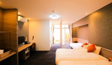 TWIN ROOM WITH MINIATURE GARDEN