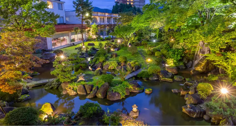 夜のライトアップされた大庭園
