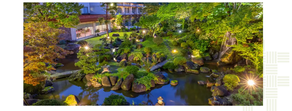 夜のライトアップされた大庭園
